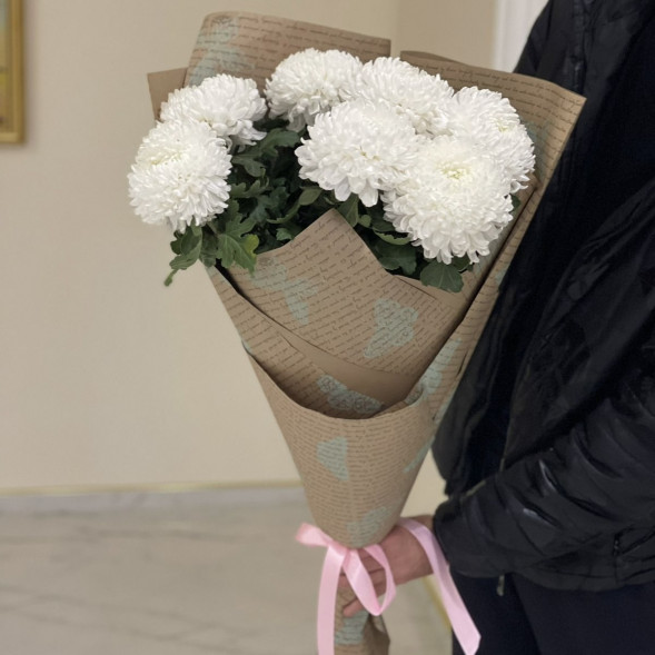 Букет 7 белых одноголовых хризантем в крафте в Штормовое