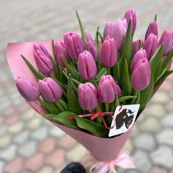 21 розовый тюльпан в Штормовое