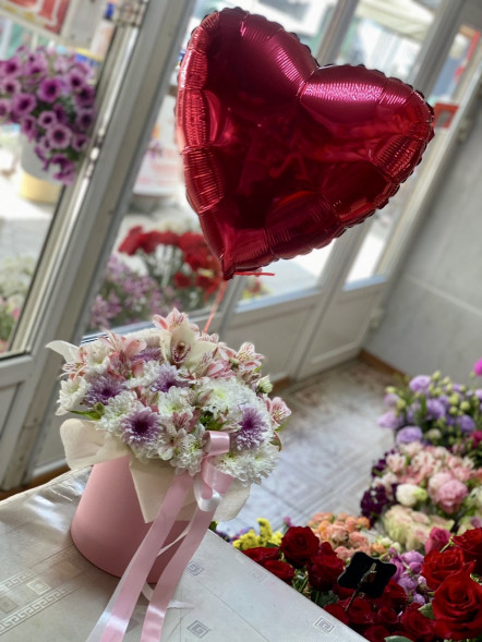 Цветы в коробке и шарик в форме сердца в Штормовое